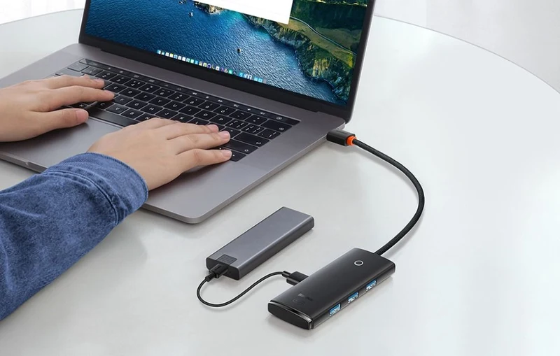 Hub Adattatore USB-C 4 in 1 con 4 USB e 1 USB-C Nero